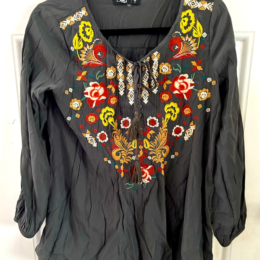 Dalu Privilege Embroidered Top S Pre owned